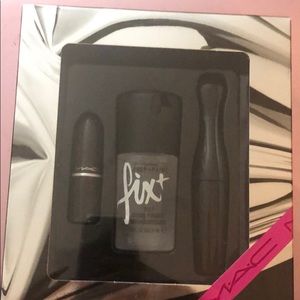 MAC Shiny Pretty Things: Velvet Teddy